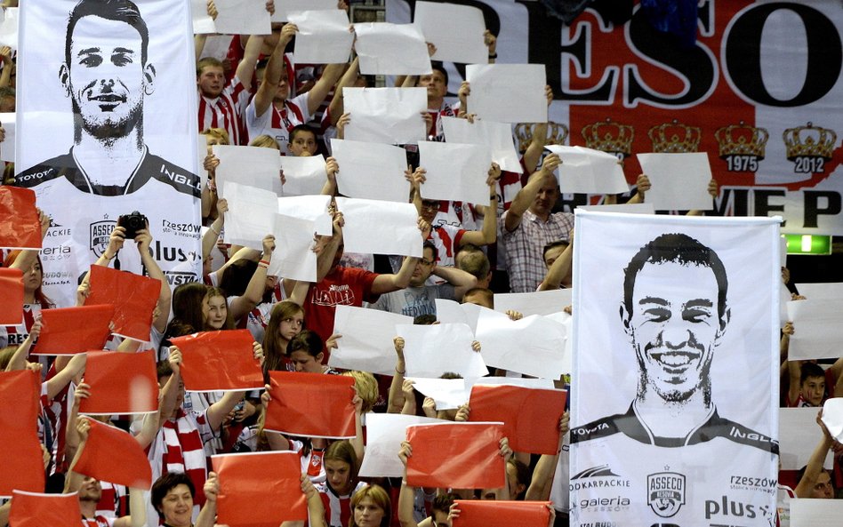 Kibice Asseco Resovii Rzeszów z portretami zawodników.