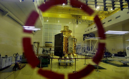 Satelita Chandrayaan 1 w centrum badań kosmicznych ISRO w Bangalore