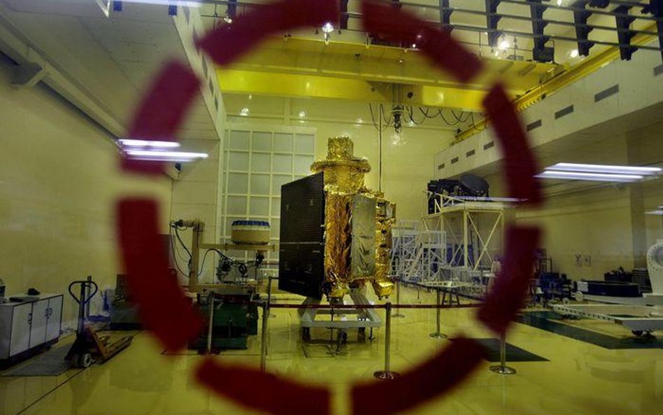 Satelita Chandrayaan 1 w centrum badań kosmicznych ISRO w Bangalore