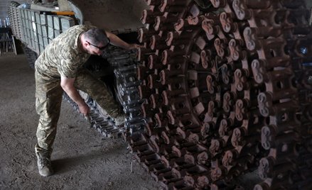 Czołgiści z 93. Brygady Zmechanizowanej naprawiają swój czołg w pobliżu linii frontu w obwodzie doni