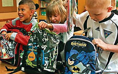 Dzieci pakują do tornistrów masę zbędnych rzeczy – od maskotek po niewymagany przez nauczyciela podr