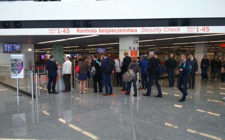 Już się odprawiają. Na 15 minut przed planowanym terminem pierwsi pasażerowie zaczęli odprawiać się 