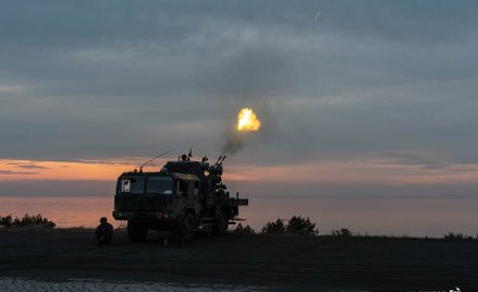 Strzelanie do obiektu powietrznego w czasie ćwiczeń wojskowych.