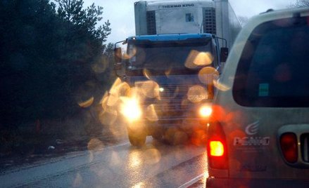 Za błyskanie światłami nadal grozi mandat