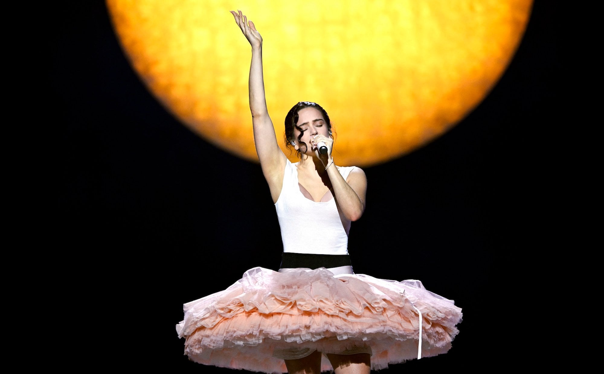 Nadchodzi „efekt Rosalíi”. Gwiazda sięgnęła po kreacje belgijskiej projektantki