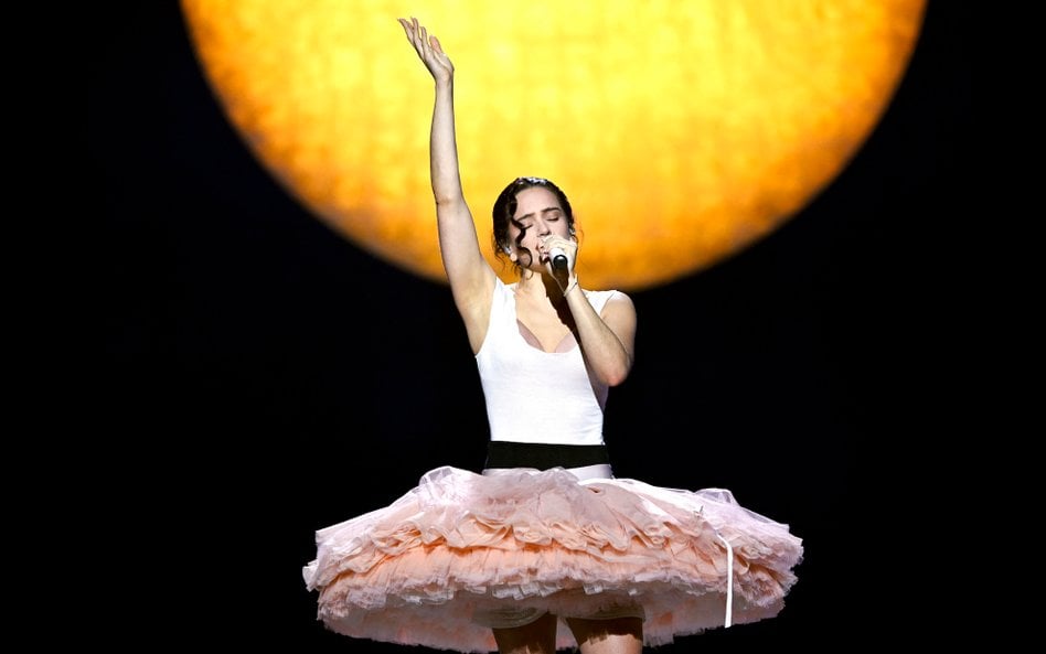 Dyrektor kreatywny marki Ann Demeulemeester, Stefano Gallici, zaprojektował dla Rosalíi trzy stroje 