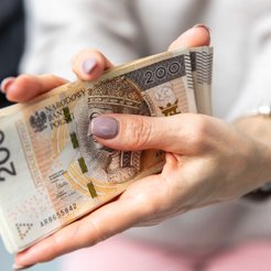 Gdy nowy pracownik zarabia tyle co doświadczony ekspert