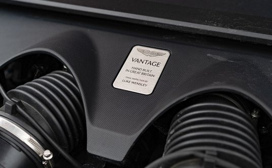 Silnik pochodzi od AMG, budowany jest ręcznie przez jednego pracownika