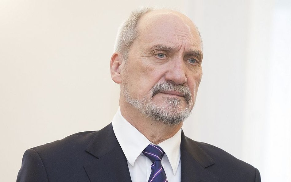 Macierewicz wzywa do rozliczenia „do końca” stanu wojennego