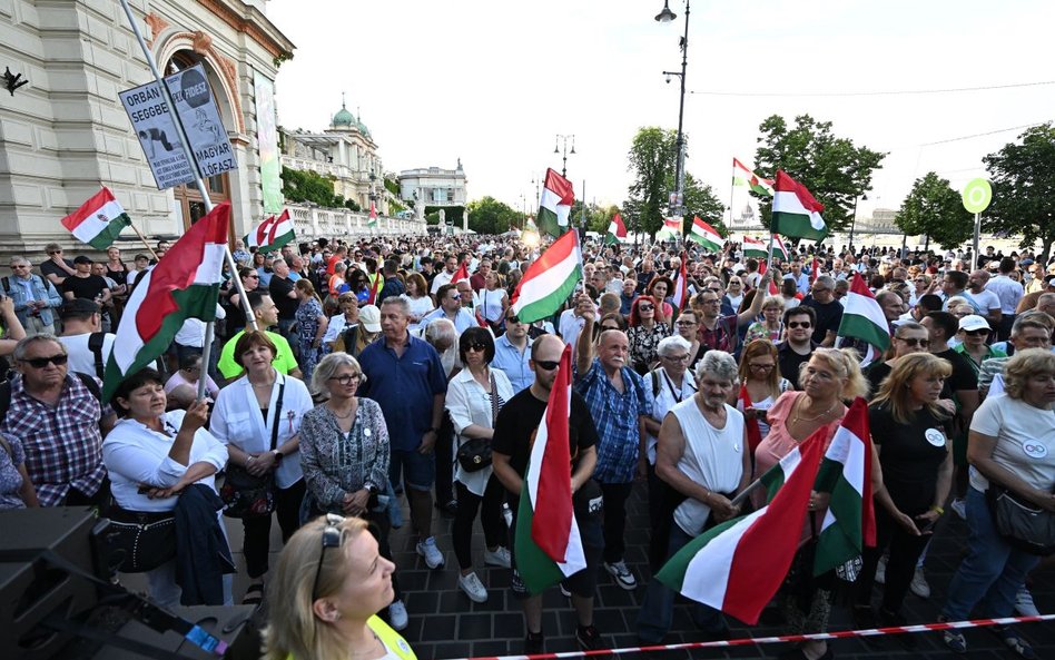 Zwolennicy partii TISZA Pétera Magyara protestuja przed budynkiem węgierskiej telewizji