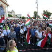 Zwolennicy partii TISZA Pétera Magyara protestuja przed budynkiem węgierskiej telewizji
