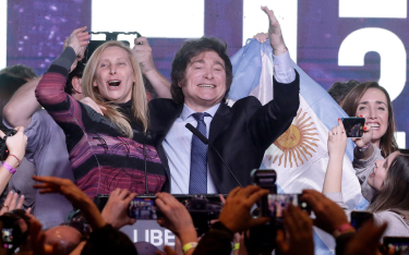 Javier Milei świętuje w Buenos Aires wyniki prawyborów