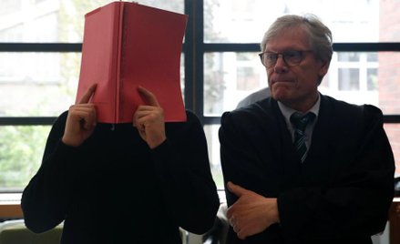 Jeden z oskarżonych w czasie procesu przed sądem w Berlinie
