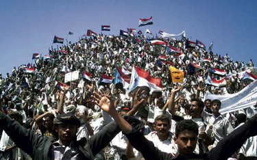 Demonstranci z flagami dawnej Ludowo-Demokratycznej Republiki Jemenu podczas wiecu w Habilin na połu
