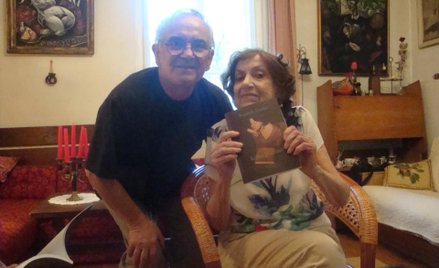 Bogumiła Dziekan z wydawcą Zbigniewem Nowakiem i świeżo wydanym tomem wierszy "Kółko graniaste", sie