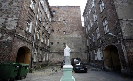 Choć od II wojny światowej minęło tyle lat, wciąż miasta zarządzają budynkami niczyimi