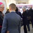 Abp Wiktor Skworc, jeden z sygnatariuszy listu, wśród gości na wystawie we Wrocławiu poświęconej poj