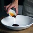 Ocet balsamiczny powstaje z moszczu winogronowego, który następnie poddawany jest starzeniu w beczka
