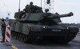 Czołg M1A1 Abrams z 1. Warszawskiej Brygady Pancernej 18. Dywizji Zmechanizowanej na defiladzie z ok