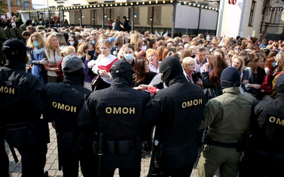 Białorusini uciekają ze służby w OMON, nie chcą walczyć z protestującymi. Teraz znajdą pracę w IT