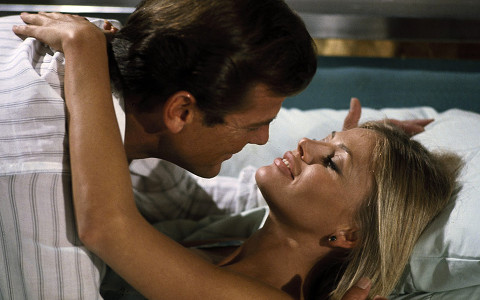 Britt Ekland jako Mary Goodnight Niezbyt rozgarnięta agentka brytyjskiego wywiadu. Wraz z Jamesem Bo