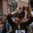 Iranka mieszkająca w Turcji obcina swój kucyk w czasie protestu po śmierci 22-letniej Mahsy Amini