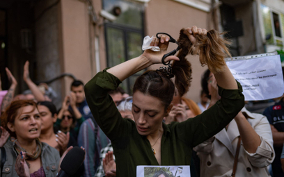 Iranka mieszkająca w Turcji obcina swój kucyk w czasie protestu po śmierci 22-letniej Mahsy Amini
