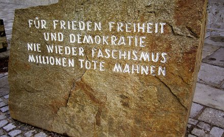 Kamień z inskrypcją przed miejscem narodzin Adolfa Hitlera. „Za pokój, wolność i demokrację. Nigdy w