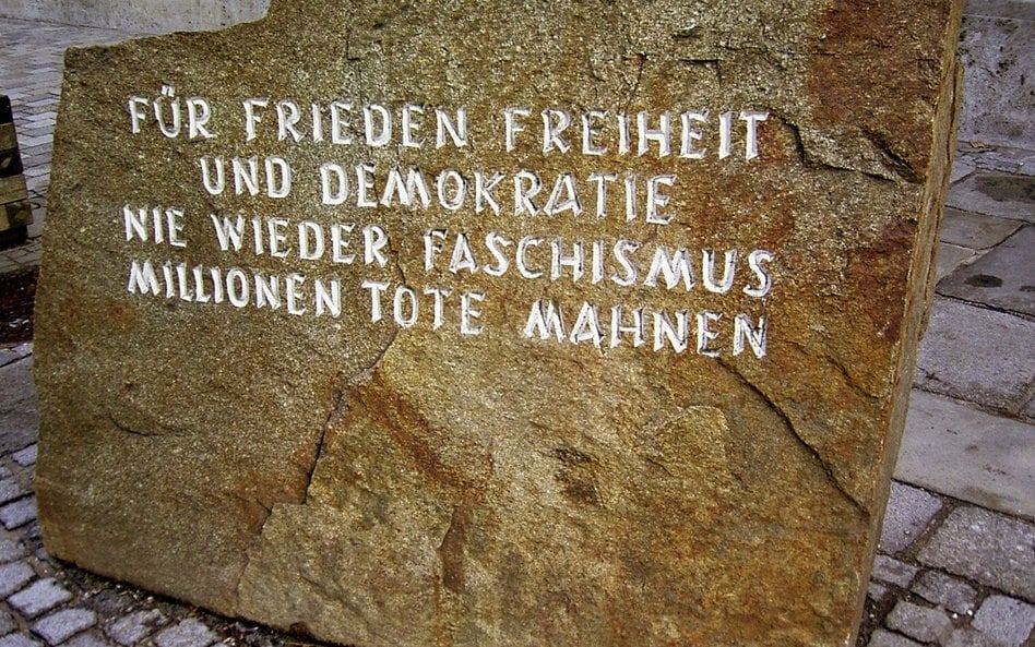 Kamień z inskrypcją przed miejscem narodzin Adolfa Hitlera. „Za pokój, wolność i demokrację. Nigdy w