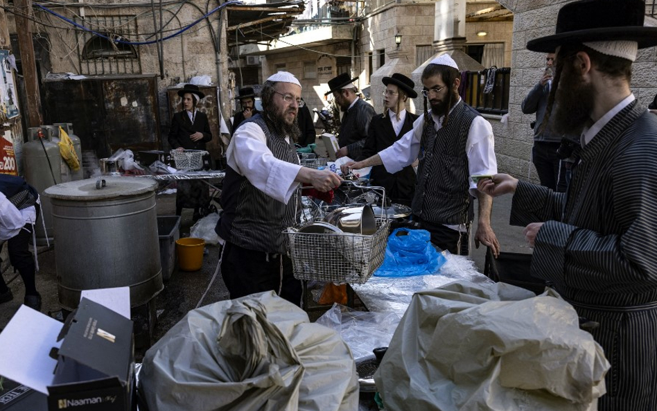 Ultraortodoksyjni Żydzi przygotowują się do święta Pesach, upamiętniającego wyjście Izraelitów z nie