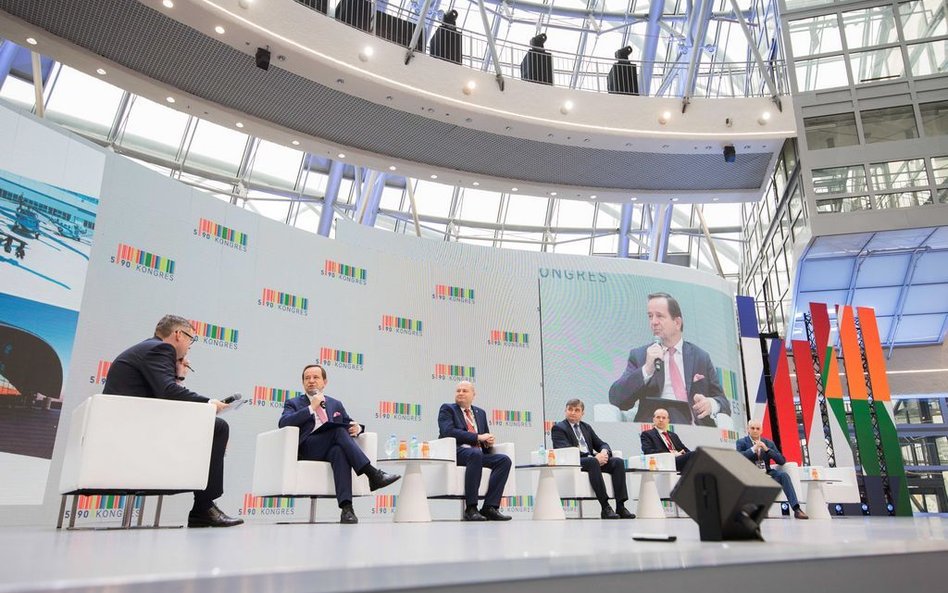 Podczas debaty wielokrotnie podkreślano, że choć w Polsce powstaje wiele podzespołów do samolotów, t