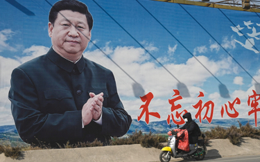 Plakat z liderem chińskiego państwa Xi Jinpingiem z apelem, by Chińczycy „pozostali wierni aspiracjo