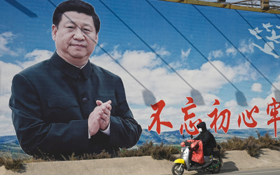 Plakat z liderem chińskiego państwa Xi Jinpingiem z apelem, by Chińczycy „pozostali wierni aspiracjo
