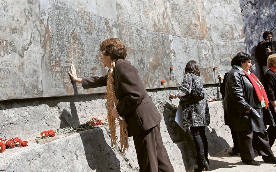 Na Muro de los Nombres w Villi Grimaldi wymienione są nazwiska osób przetrzymywanych w tym więzieniu