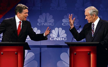 Podczas debaty w telewizji CNBC Rick Perry (z lewej) usiłował przekonać Rona Paula, że wie, jak ogra