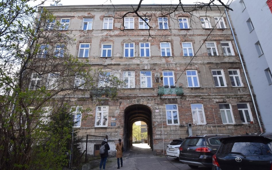 Kamienica przy ul. Bródnowskiej 14 została wzniesiona na początku XX w. według projektu nieznanego a