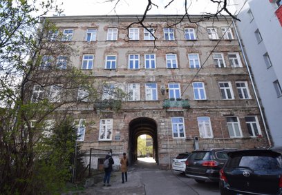 Kamienica przy ul. Bródnowskiej 14 została wzniesiona na początku XX w. według projektu nieznanego a