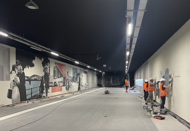 Malowidła, przedstawiające m.in. dawny Dworzec Warszawsko-Wiedeński i nowoczesny Dworzec Centralny, 