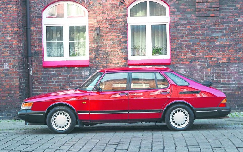 „Saab 900: trwały jak Mercedes, bezpieczny jak Volvo i dużo fajniejszy niż BMW” – głosiło hasło.