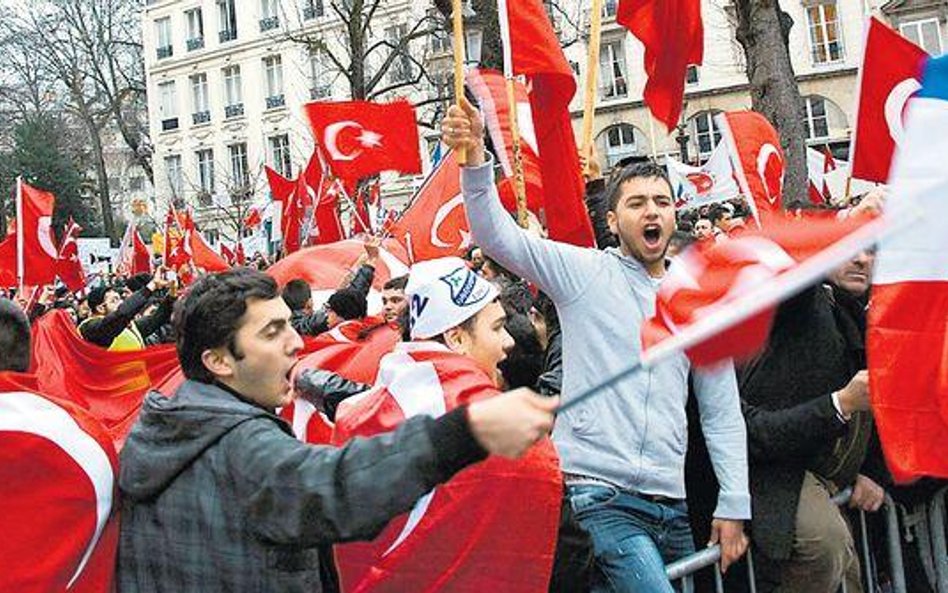 Turcy protestowali przed francuskim Zgromadzeniem Narodowym przeciwko nowej ustawie