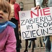 Jak pokazują sondaże niezadowolonych z propozycji MEN jest wielu Polaków. Na zdjęciu wczorajszy prot