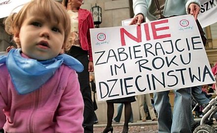 Jak pokazują sondaże niezadowolonych z propozycji MEN jest wielu Polaków. Na zdjęciu wczorajszy prot