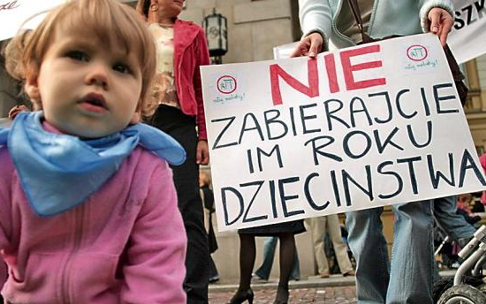 Jak pokazują sondaże niezadowolonych z propozycji MEN jest wielu Polaków. Na zdjęciu wczorajszy prot