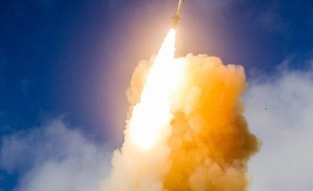 Rakieta Standard Missile-3 Block IIA Raytheona w akcji. Takie pociski uzbroją słupską tarczę