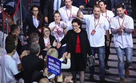 Premier Ewa Kopacz weszła do budynku TVP w otoczeniu kilku osób (ich liczba była uzgodniona z innymi