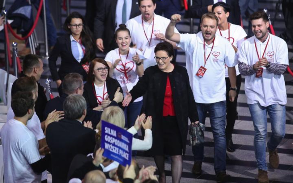 Premier Ewa Kopacz weszła do budynku TVP w otoczeniu kilku osób (ich liczba była uzgodniona z innymi