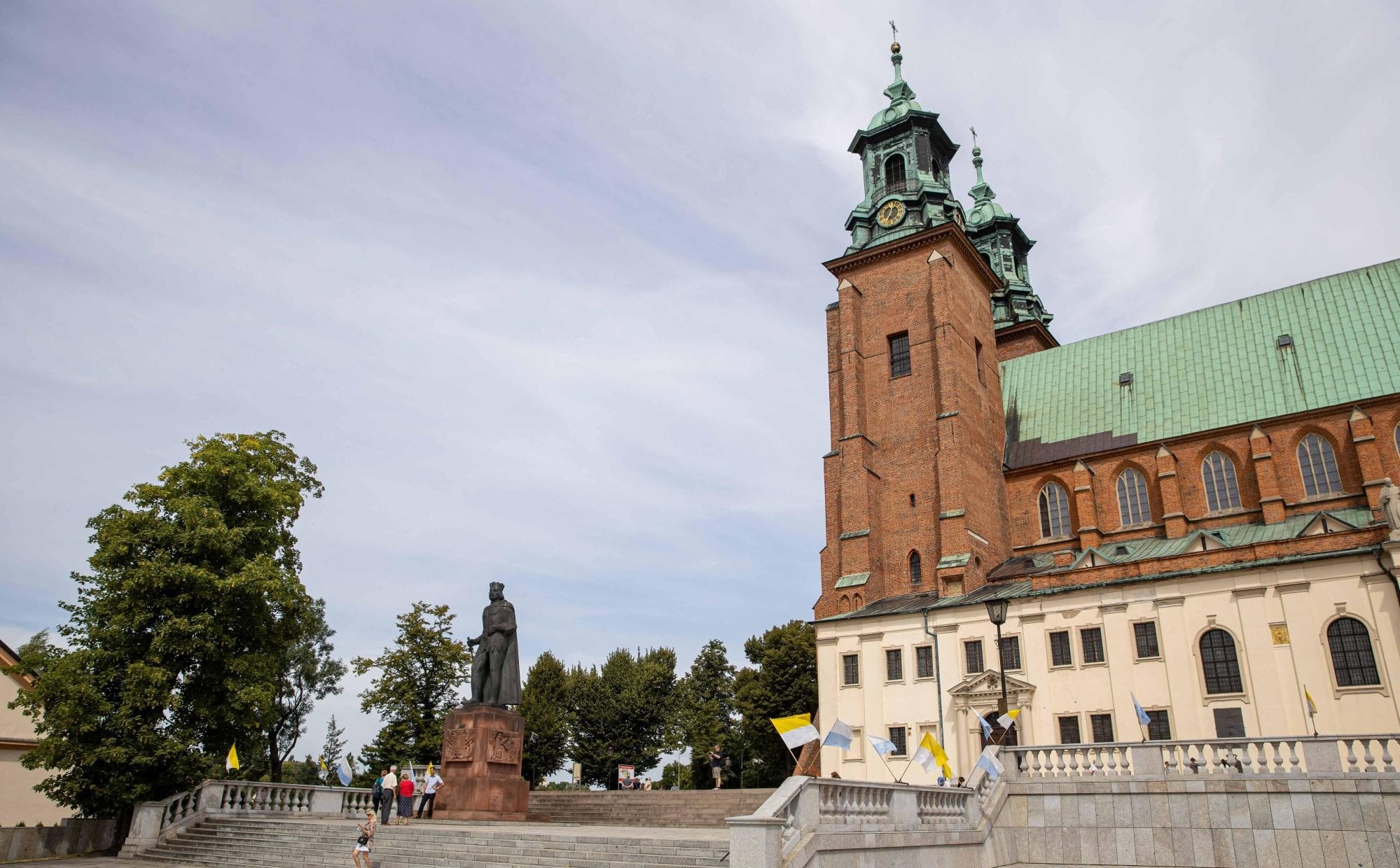Szturm turystów na Gniezno. Milenium koronacji wypełniło kościoły, place i hotele