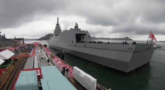 Fregata Kumano po podniesieniu bandery Japońskich Morskich Sił Samoobrony.