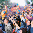 Kibice Barcelony świętują zdobycie mistrzostwa Hiszpanii w roku 2013 na głównej ulicy miasta – La Ra