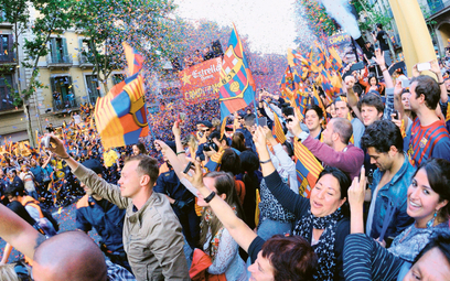 Kibice Barcelony świętują zdobycie mistrzostwa Hiszpanii w roku 2013 na głównej ulicy miasta – La Ra